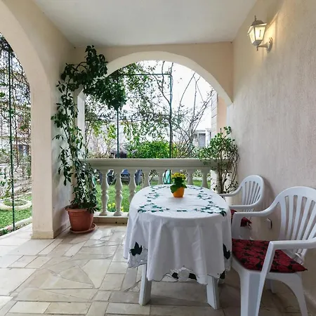Agneza Apartment *